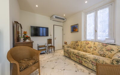 Appartamento Filippo: Meubilair, Fotolijst, Venster, Hout, Bankstel, Gebouw, Interieur Ontwerp, Kamerplant, Woonkamer, Flooring