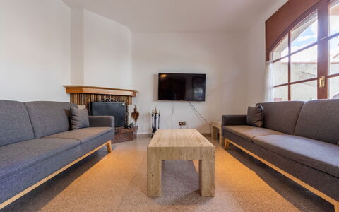 Residencial Port Lligat: Meubilair, Eigendom, Tafel, Comfort, Gebouw, Venster, Hout, Woonkamer, Interieur Ontwerp, Bed Frame