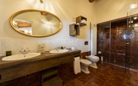 Villa Campestri: Spiegel, Bruin, Kraan, Loodgieterswerkinrichting, Wastafel, Wastafel In De Badkamer, Hout, Badkamer, Gebouw, Verlichting