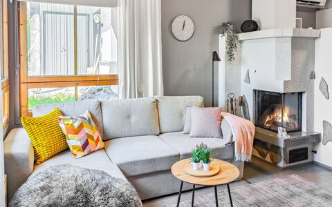 Rukaköngäs 21: Meubilair, Interieur Ontwerp, Bankstel, Flooring, Woonkamer, Hout, Kamer, Verdieping, Verlichting, Huis