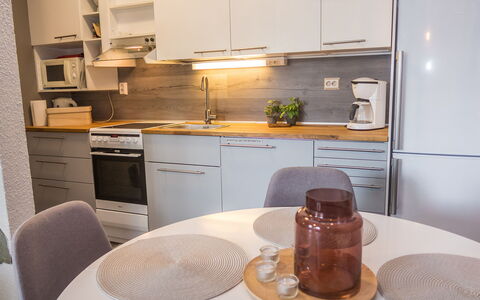 Rukaköngäs 21: Toestel Van De Keuken, Keuken, Countertop, Meubilair, Interieur Ontwerp, Flooring, Major Appliance, Cabinetry, Hout, Verdieping