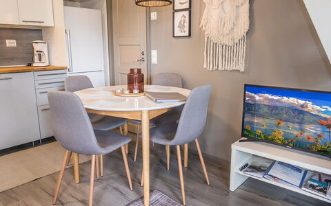 Rukaköngäs 21: Meubilair, Interieur Ontwerp, Flooring, Verdieping, Hout, Kamer, Stoel, Tafel, Keuken En Eettafel, Eetkamer