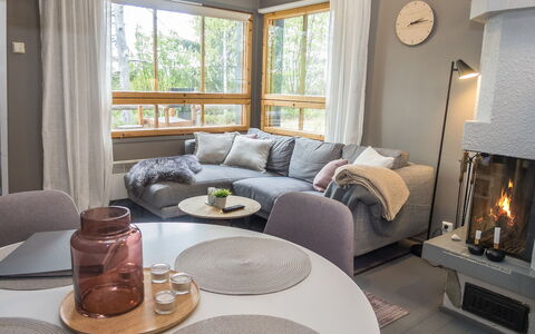 Rukaköngäs 21: Meubilair, Interieur Ontwerp, Flooring, Verdieping, Hout, Bankstel, Woonkamer, Kamer, Verlichting, Huis