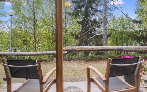 Rukaköngäs 21: Hout, Meubilair, Veranda, Stoel, Hardwood, Beits, Glas, Dek, Eco Hotel, Schaduw