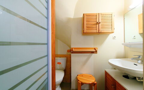 Les Periades: Gebouw, Meubilair, Wastafel, Hout, Interieur Ontwerp, Flooring, Verdieping, Muur, Hardwood