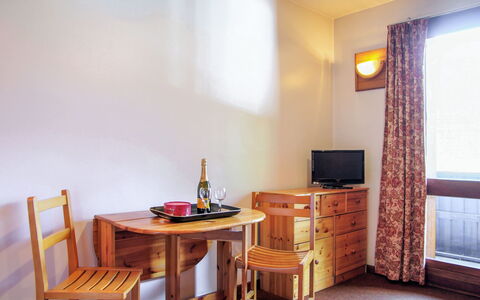 Les Periades: Blind Venster, Tafel, Meubilair, Venster, Gebouw, Hout, Interieur Ontwerp, Flooring, Cabinetry, Verdieping