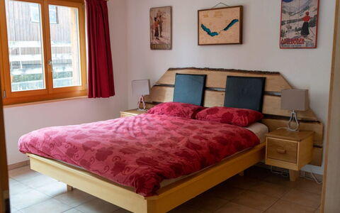 Alpine Retreat: Meubilair, Bed, Slaapkamer, Laken, Bedding, Hout, Interieur Ontwerp, Linens, Textiel, Flooring