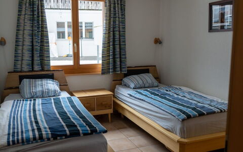 Alpine Retreat: Meubilair, Hout, Interieur Ontwerp, Textiel, Verdieping, Bed, Flooring, Verlichting, Kamer, Slaapkamer