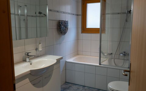 Alpine Retreat: Badkamer, Loodgieterswerkinrichting, Wastafel In De Badkamer, Flooring, Interieur Ontwerp, Wastafel, Verdieping, Kraan, Loodgieter, Tegel