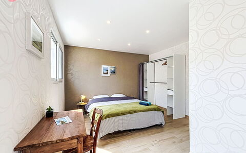 Les Bégonias: Meubilair, Interieur Ontwerp, Flooring, Verdieping, Bed, Kamer, Hout, Plafond, Slaapkamer, Textiel