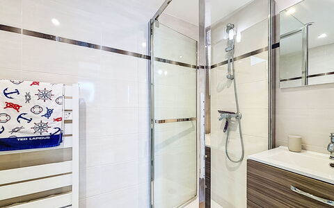 Les Bégonias: Loodgieterswerkinrichting, Badkamer, Interieur Ontwerp, Flooring, Verdieping, Loodgieter, Samengesteld Materiaal, Tegel, Spiegel, Deur Van De Douche