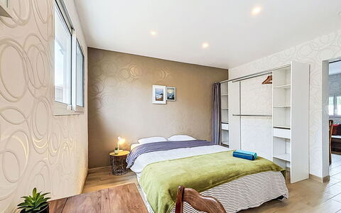 Les Bégonias: Meubilair, Interieur Ontwerp, Bed, Verdieping, Flooring, Slaapkamer, Muur, Kamer, Hout, Plafond
