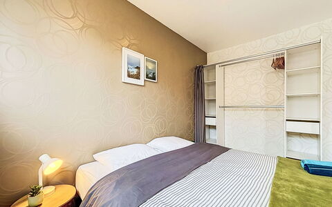 Les Bégonias: Meubilair, Interieur Ontwerp, Bed, Muur, Slaapkamer, Flooring, Verdieping, Kamer, Hout, Plafond