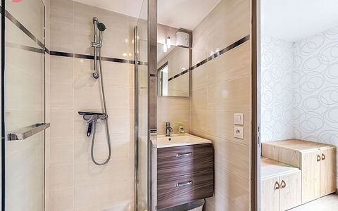 Les Bégonias: Flooring, Interieur Ontwerp, Badkamer, Loodgieterswerkinrichting, Verdieping, Badkamerkast, Loodgieter, Cabinetry, Tegel, Spiegel