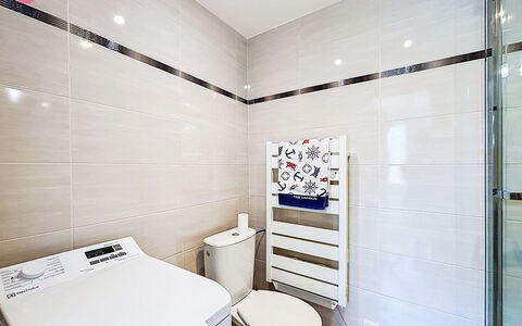 Les Bégonias: Flooring, Verdieping, Interieur Ontwerp, Loodgieterswerkinrichting, Badkamer, Plafond, Tegel, Toilet, Loodgieter, Wc Bril