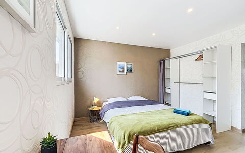 Les Bégonias: Meubilair, Interieur Ontwerp, Bed, Verdieping, Flooring, Slaapkamer, Muur, Kamer, Hout, Plafond