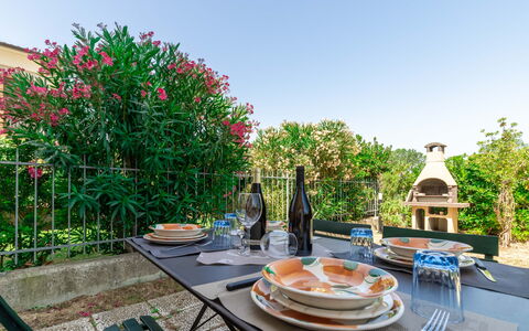 Casamare: Tafel, Meubilair, Lucht, Fabriek, Tableware, Eigendom, Bloem, Stoel, Azure, Plantkunde