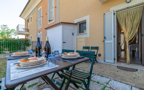 Casamare: Tafel, Meubilair, Gebouw, Eigendom, Fabriek, Venster, Tableware, Bloempot, Azure, Deur