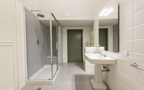 Villa San Gennaro: Spiegel, Kraan, Wastafel, Wastafel In De Badkamer, Loodgieterswerkinrichting, Gebouw, Fabriek, Badkamer