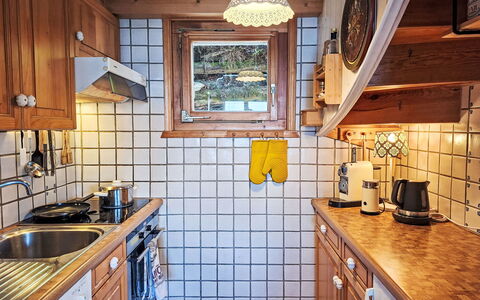 Cheechako: Keuken, Hout, Countertop, Toestel Van De Keuken, Interieur Ontwerp, Major Appliance, Loodgieterswerkinrichting, Cabinetry, Wastafel, Kraan