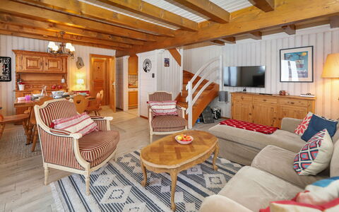 Cheechako: Meubilair, Interieur Ontwerp, Bankstel, Flooring, Hout, Plafond, Verdieping, Kamer, Woonkamer, Tafel