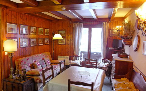 Les Charmoz: Fotolijst, Tafel, Meubilair, Eigendom, Lamp, Interieur Ontwerp, Hout, Verlichting, Stoel, Woonkamer