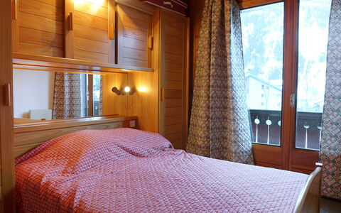 Les Charmoz: Eigendom, Meubilair, Comfort, Gebouw, Textiel, Hout, Bed Frame, Interieur Ontwerp, Verdieping, Bed