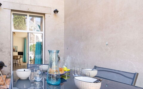 Saint Malo 435: Eigendom, Gebouw, Tableware, Azure, Purper, Drinkware, Venster, Interieur Ontwerp, Tafel, Architectuur