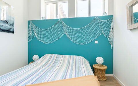Saint Malo 435: Eigendom, Meubilair, Fotolijst, Venster, Blauw, Decoratie, Azure, Comfort, Textiel, Interieur Ontwerp