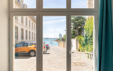 Saint Malo 435: Auto, Lucht, Voertuig, Water, Wiel, Fabriek, Gebouw, Azure