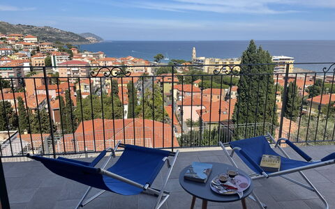 Casa Vacanze la Faiola: Lucht, Wolk, Gebouw, Eigendom, Meubilair, Tafel, Licht, Natuur, Azure, Buitenmeubels