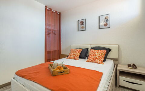 Babel: Meubilair, Eigendom, Comfort, Hout, Oranje, Hoofdkussen, Interieur Ontwerp, Tafel, Bed Frame, Verdieping