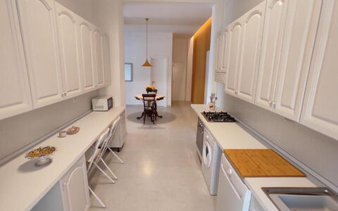Tre Donne: Cabinetry, Meubilair, Gebouw, Tafel, Interieur Ontwerp, Architectuur, Keuken, Flooring, Verdieping