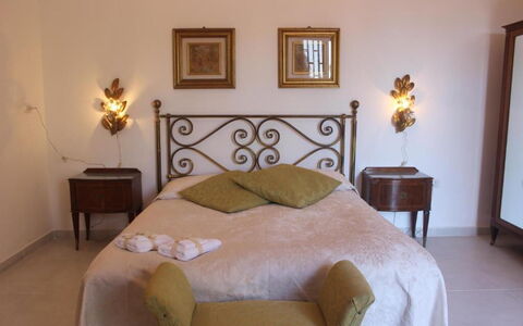 Tre Donne: Meubilair, Fotolijst, Eigendom, Comfort, Hout, Gebouw, Interieur Ontwerp, Bed, Oranje