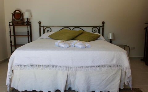 Tre Donne: Meubilair, Textiel, Verdieping, Hout, Rechthoek, Bed, Linens, Bedrok, Hardwood