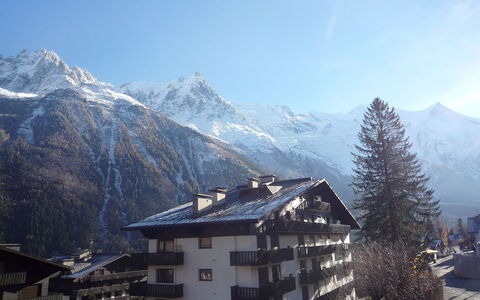 Les Aiguilles du Brévent: Lucht, Berg, Wolk, Eigendom, Sneeuw, Gebouw, Venster, Hoogland, Helling, Wereld