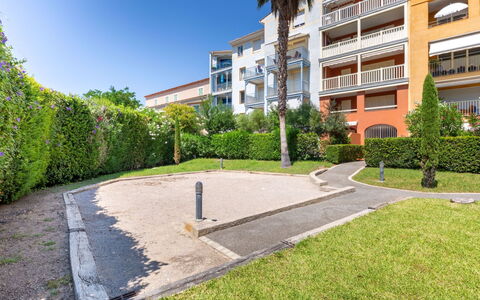 Sainte Maxime 225: Water, Lucht, Fabriek, Gebouw, Azure, Natuurlijk Landschap, Boom, Zwemwater, Strand, Terrein