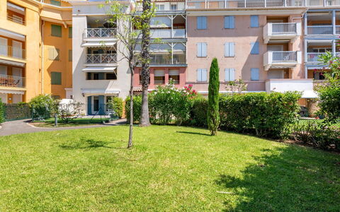 Sainte Maxime 225: Water, Lucht, Fabriek, Gebouw, Azure, Natuurlijk Landschap, Boom, Zwemwater, Strand, Terrein