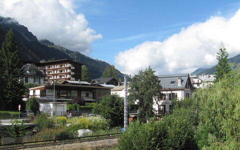 Chamonix 380: Wolk, Lucht, Fabriek, Eigendom, Berg, Gebouw, Boom, Venster, Natuurlijk Landschap, Hoogland