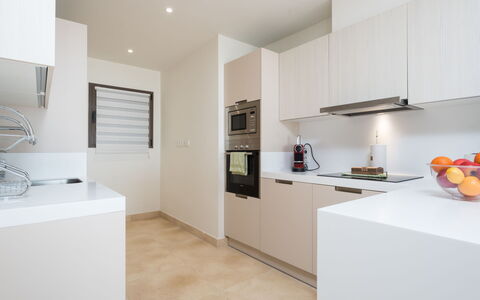 Cortesin: Cabinetry, Eigendom, Interieur Ontwerp, Hout, Verlichting, Oranje, Countertop, Flooring, Verdieping, Muur