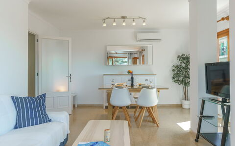 Can Llorenc Sea Views: Tafel, Fotolijst, Meubilair, Eigendom, Hout, Interieur Ontwerp, Verlichting, Fabriek, Cabinetry, Verdieping