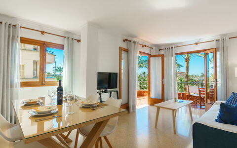 Can Llorenc Sea Views: Tafel, Meubilair, Fabriek, Azure, Bankstel, Hout, Interieur Ontwerp, Stoel, Woonkamer, Kamerplant