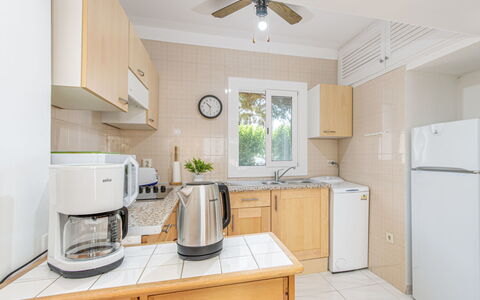Flamicell: Cabinetry, Countertop, Meubilair, Gebouw, Eigendom, Huishoudapparatuur, Toestel Van De Keuken, Keuken, Plafondventilator, Fornuis