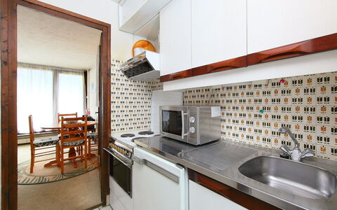Les Pècles: Countertop, Gootsteen, Cabinetry, Wastafel, Eigendom, Meubilair, Kraan, Loodgieterswerkinrichting, Keuken, Hout