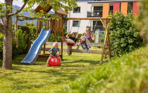 Bruck 420: Fabriek, Gebouw, Venster, Gras, Boom, Chute, Vrije Tijd, Recreatie, Dia Van De Speelplaats, Stad