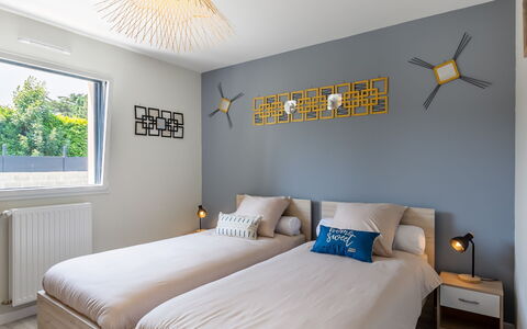 Palet Breton: Meubilair, Eigendom, Licht, Blauw, Azure, Comfort, Venster, Hout, Verlichting
