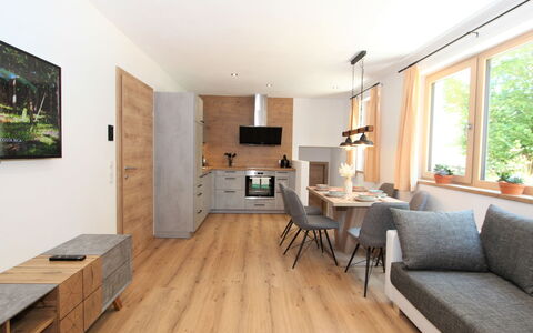 Bernadette: Tafel, Meubilair, Bankstel, Hout, Fotolijst, Flooring, Verdieping, Fabriek, Woonkamer, Laminaatvloer
