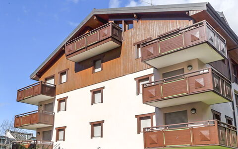 Chamonix 480: Lucht, Gebouw, Venster, Wolk, Fabriek, Huis, Stedelijk Ontwerp, Samengesteld Materiaal, Hout