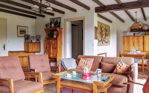 Chamonix 490: Bruin, Fotolijst, Meubilair, Tafel, Bankstel, Eigendom, Hout, Interieur Ontwerp, Verlichting, Woonkamer