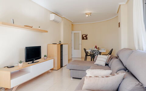 Bahia del Sol: Meubilair, Interieur Ontwerp, Flooring, Bankstel, Hout, Verdieping, Kamer, Woonkamer, Plafond, Televisie